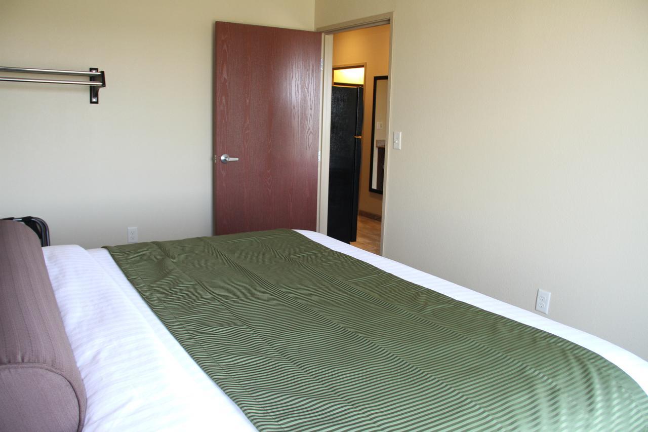 Cobblestone Hotel & Suites - เดวิลส์เลค ภายนอก รูปภาพ